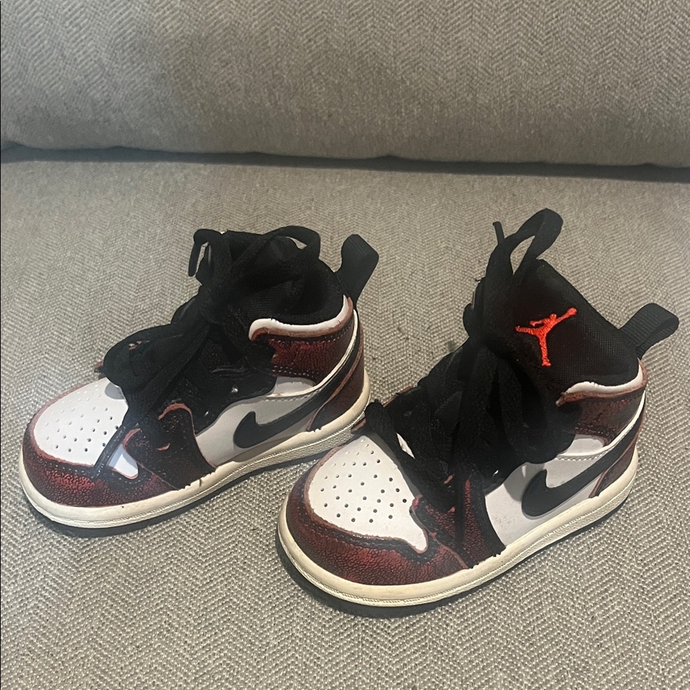 Nike Jordan Kids' Black and White Sneakers with Red Accents size 4C / Toddler - Picture 3 of 8
